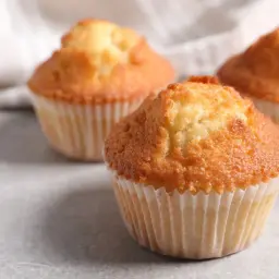 Wilgotne i puszyste muffinki, idealne na śniadanie lub deser. Ten przepis sprawi, że będą smakować wyśmienicie!