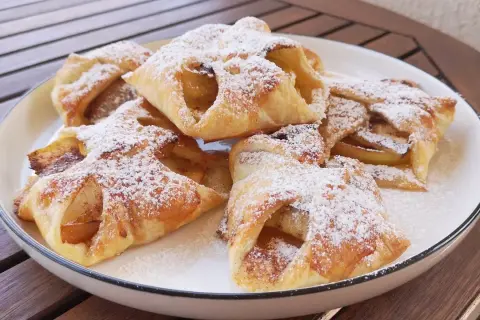 Szybki przepis na ciasto francuskie z jabłkami, które zachwyci każdego