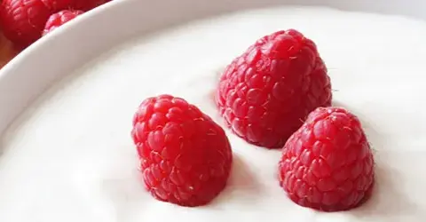 Ile kalorii ma jogurt owocowy? Sprawdź, co naprawdę jesz