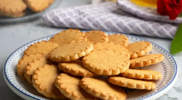 Stos ciasteczek na talerzu, idealnych do kawy. Ten prosty przepis na ciastka sprawi, że każdy je pokocha.