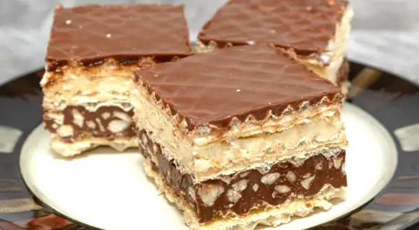 Trzy kawałki czekoladowego ciasta z orzechami, przygotowane według starego przepisu na wafle.
