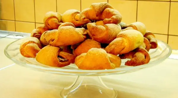 Rogaliki drożdżowe, pachnące jak u babci, na szklanej paterze. Idealne na deser lub do kawy.