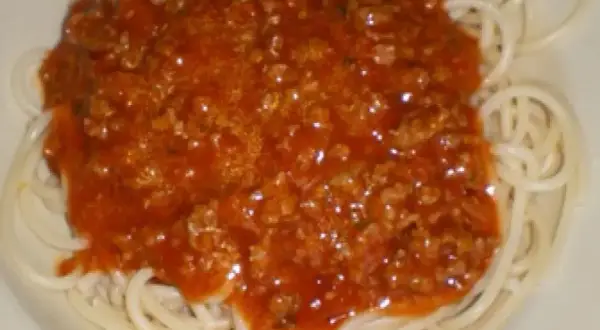 Porcja spaghetti z bogatym sosem bolońskim. Prosty przepis na spaghetti z mięsem mielonym, idealny na szybki obiad.