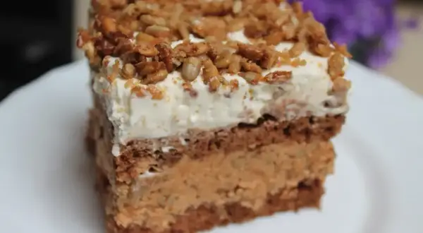 Pyszne ciasto ze słonecznikiem, masą krówkową i mascarpone, zwieńczone chrupiącą posypką.
