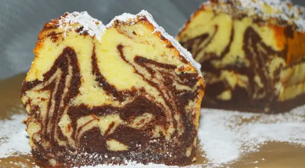 Pyszna babka marmurkowa, idealna na niedzielne popołudnie. Ten przepis na szklanki jest prosty i szybki.