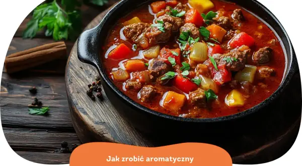 Aromatyczny gulasz po węgiersku w czarnym naczyniu, z widocznymi kawałkami mięsa, papryki i ziemniaków.