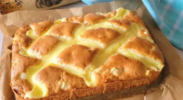 Puszyste ciasto jogurtowe z kremowym nadzieniem, idealne na każdą okazję. Sprawdzony przepis na ciasto jogurtowe, które zachwyci każdego.