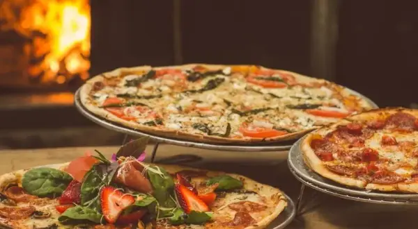 Przepis na ciasto do pizzy z jajkiem, które zaskoczy Twoich gości