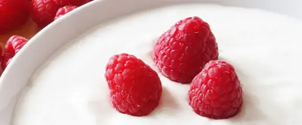 Ile kalorii ma jogurt owocowy? Sprawdź, co naprawdę jesz