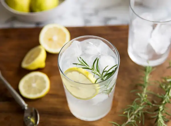 Idealne proporcje ginu z tonikiem: orzeźwiający drink z lodem, cytryną i rozmarynem.