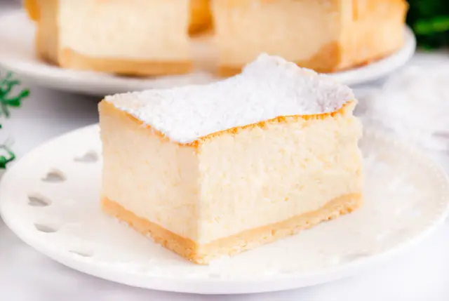Kremowy sernik z mascarpone na ciasteczkowym spodzie